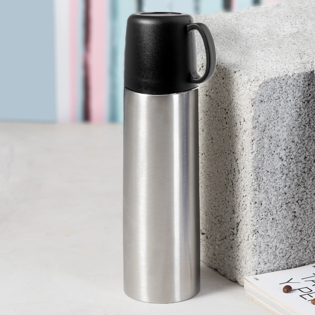 Immagine Thermos in acciaio inox con capacità di 500 ml e doppia parete per una migliore e più duratura conservazione della temperatura. - Tibber