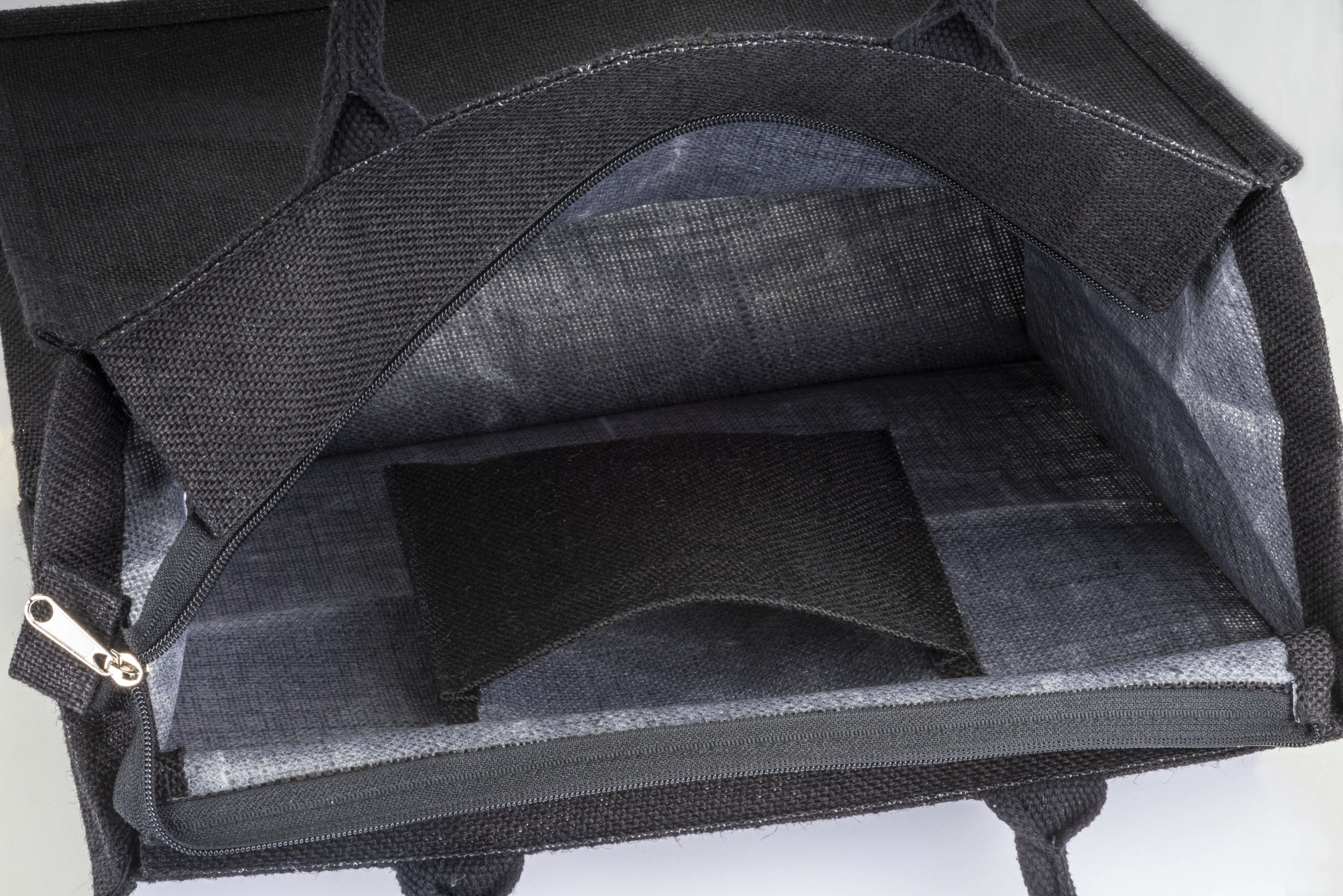 Immagine Borsa in juta con manici in cotone. Dotata di chiusura a zip