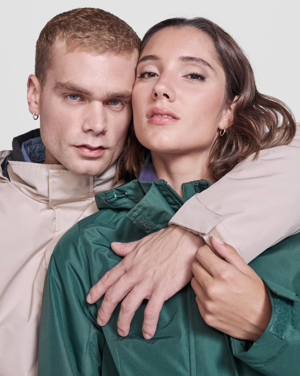 Immagine Parka imbottito impermeabile. Collo alto con cappuccio ripiegabile e chiusura a velcro - AMERICA