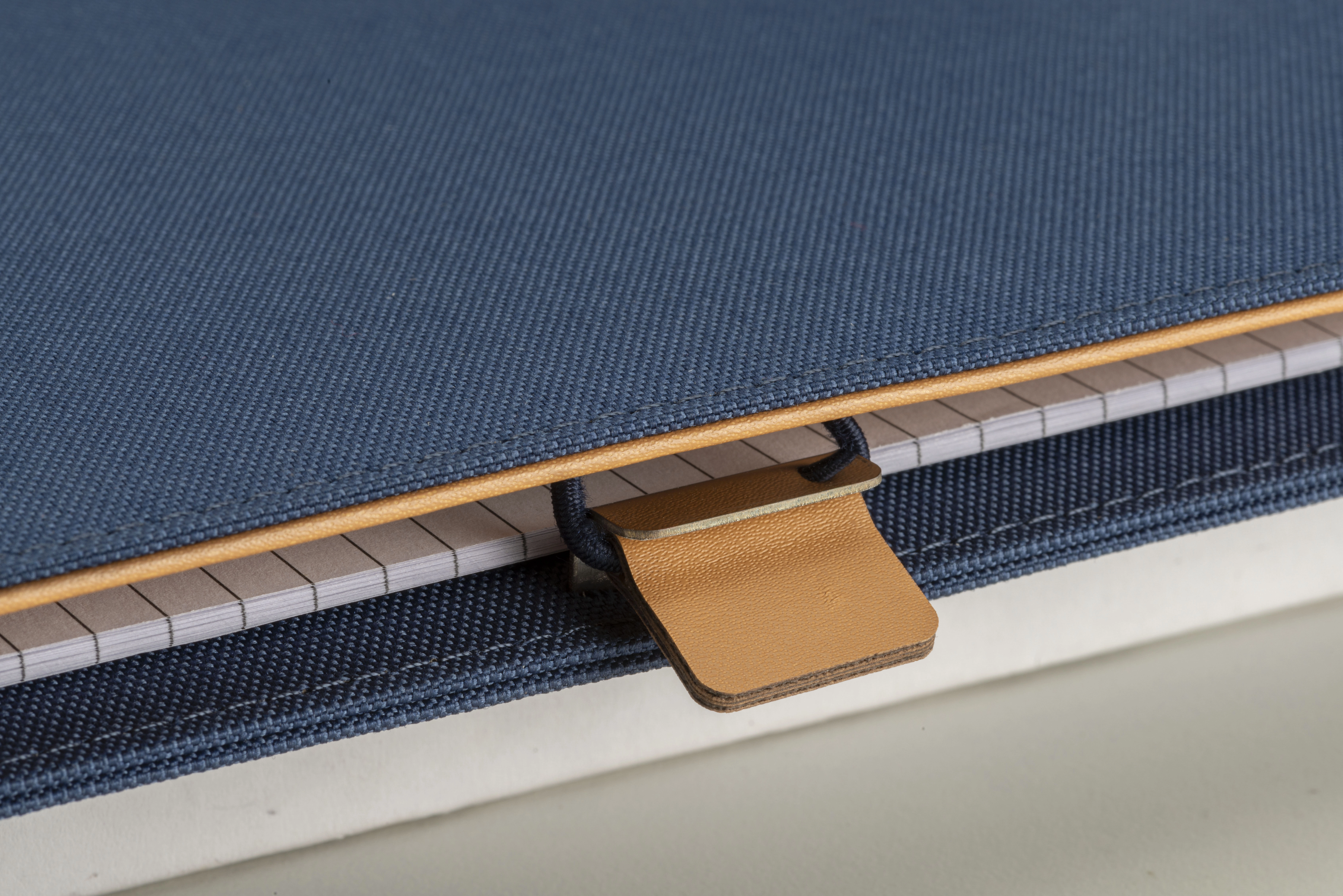 Immagine Cartella porta blocco A4 in R-PET con gancio di chiusura in metallo