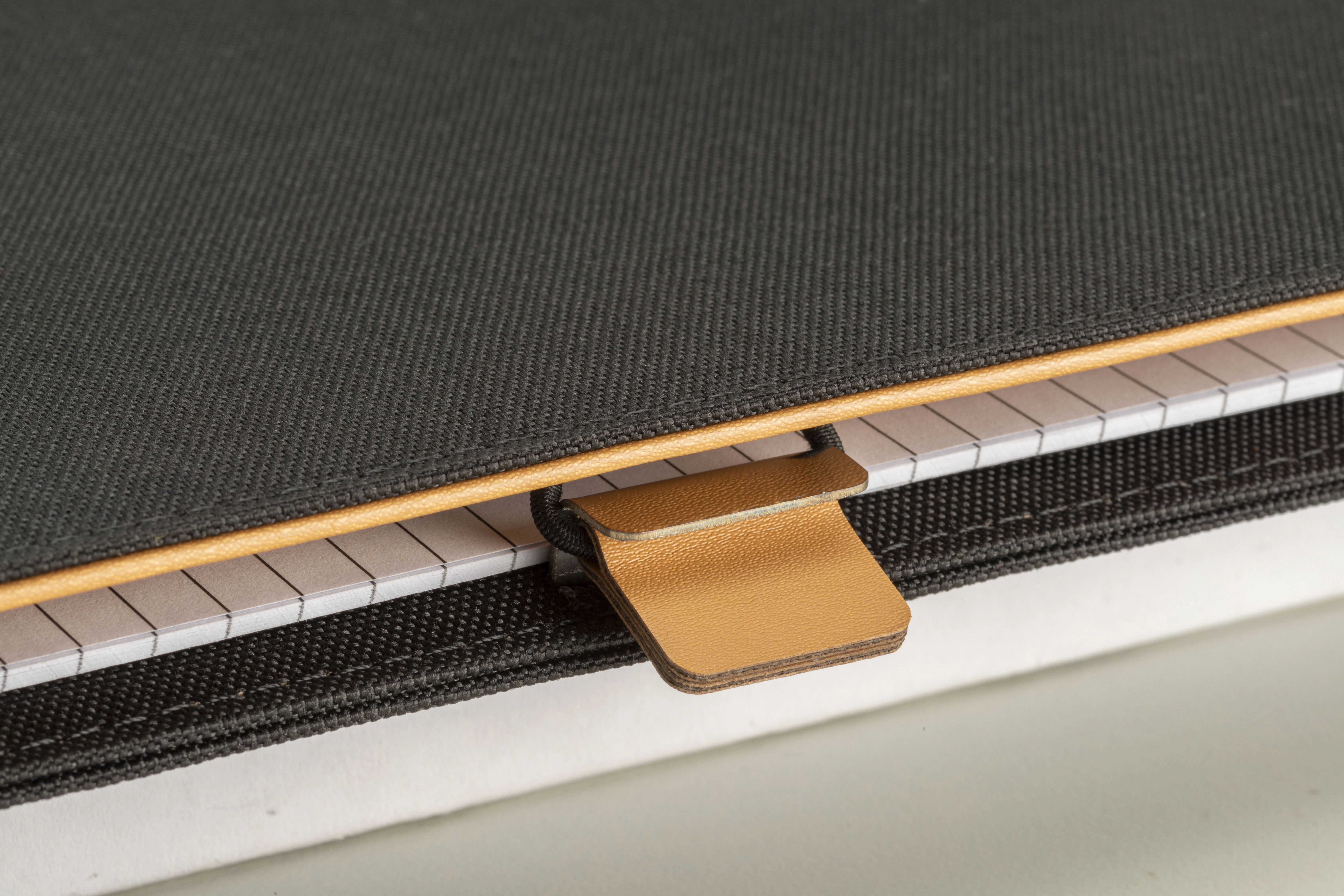 Immagine Cartella porta blocco A4 in R-PET con gancio di chiusura in metallo