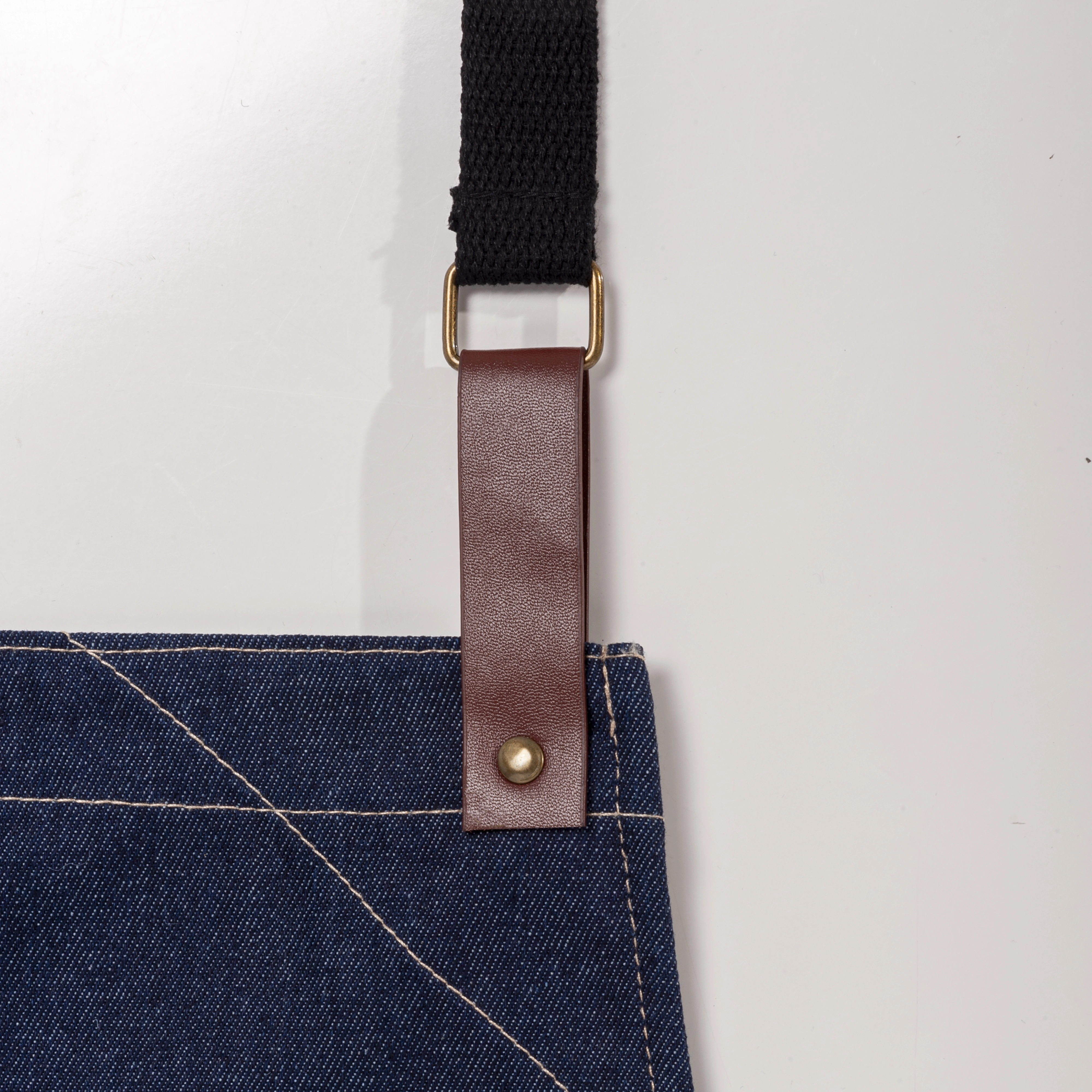 Immagine Grembiule da cucina regolabile in cotone denim con 2 tasche frontali.