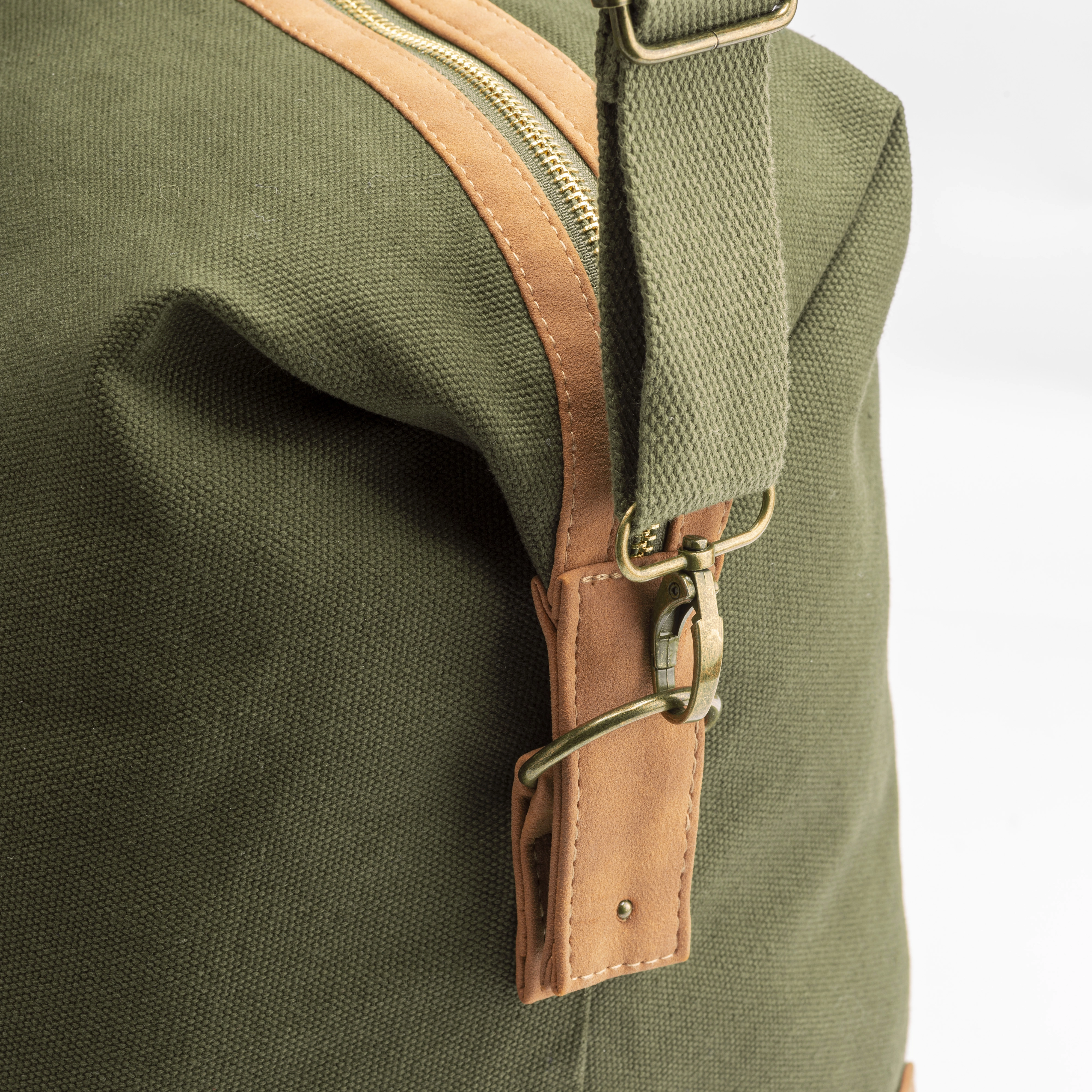 Immagine Borsa duffle in canvas riciclato. Tracolla regolabile e removibile con fibbie in metallo