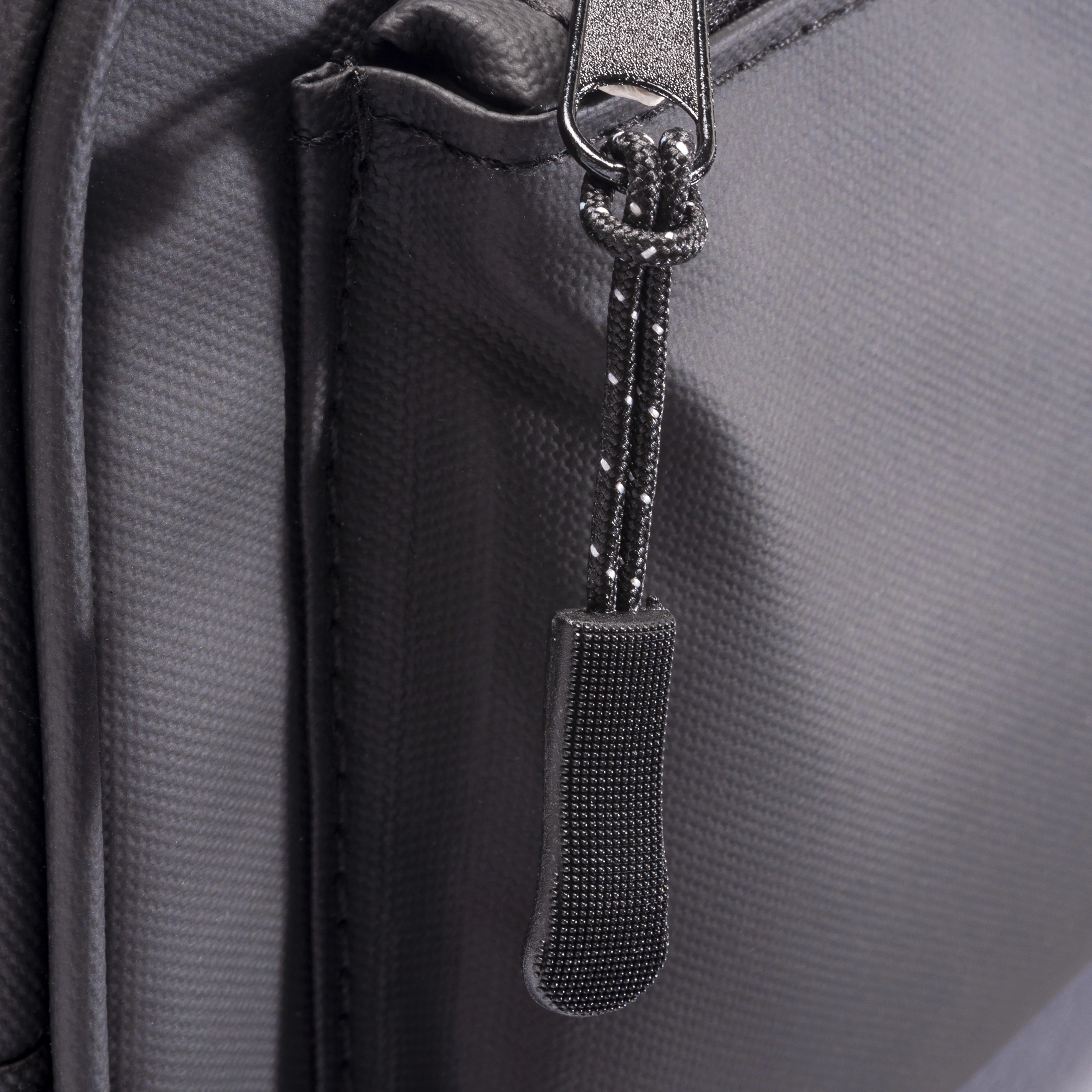 Immagine Marsupio in poliestere water resistant. Tasca frontale con cerniera e cintura regolabile