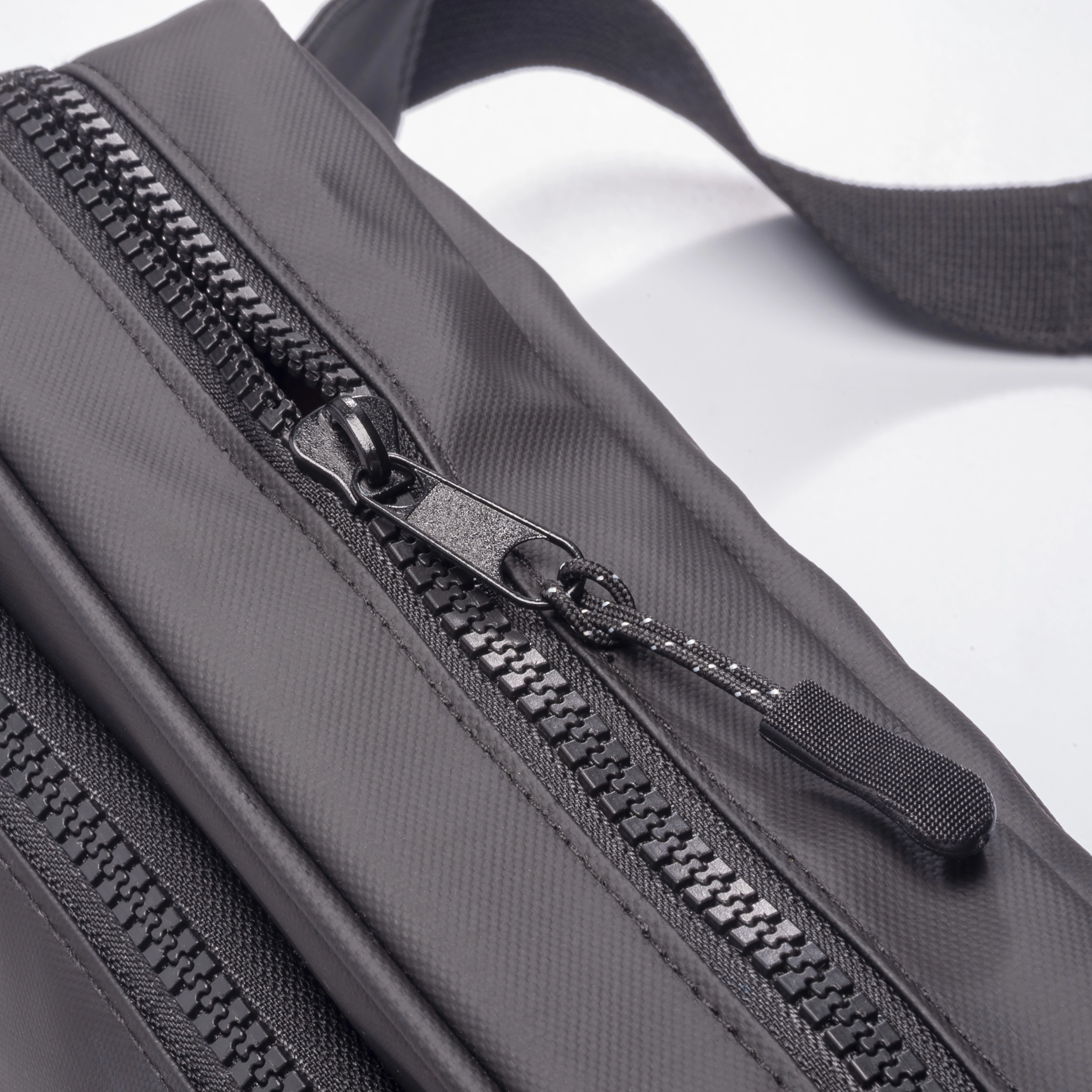 Immagine Marsupio in poliestere water resistant. Tasca frontale con cerniera e cintura regolabile