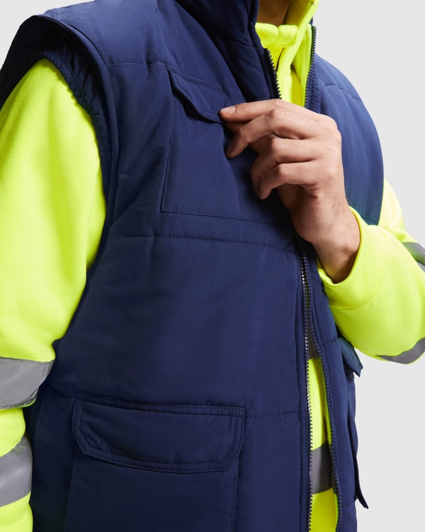 Immagine PERSEI - Gilet reversibile multitasche alta visibilità con collo alto.