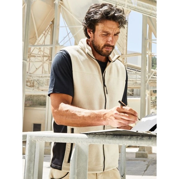 mens-workwear-fleece-vest-strong-5.webp