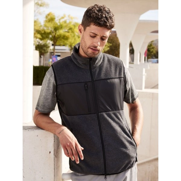 mens-fleece-vest-4.webp