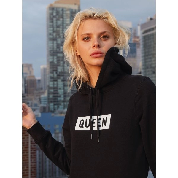 queen-hooded-5.webp