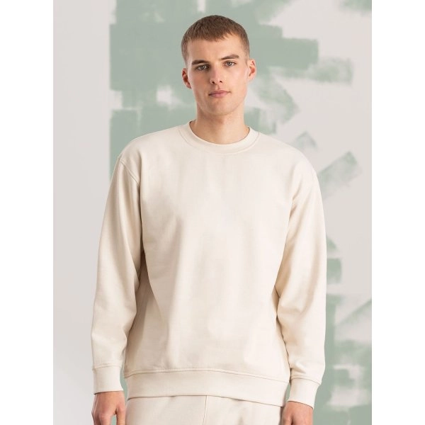 unisex-sustainable-fashion-sweat-3.webp