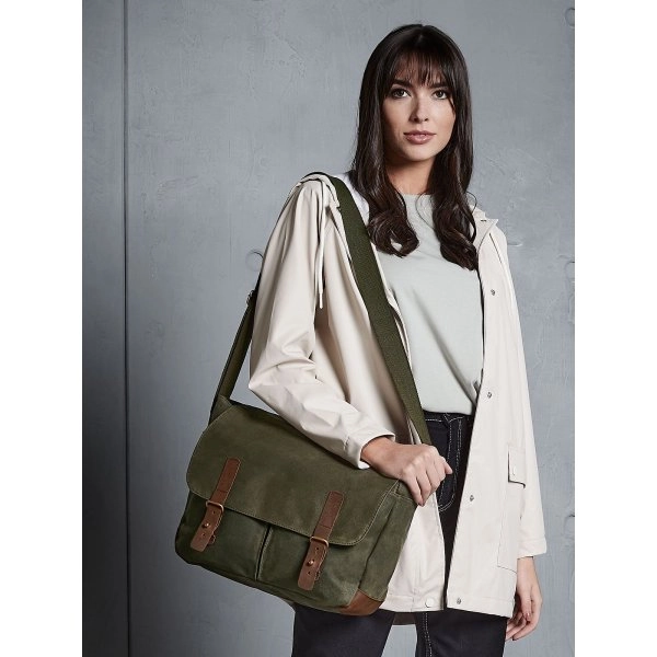 heritage-waxed-canvas-messenger-2.webp