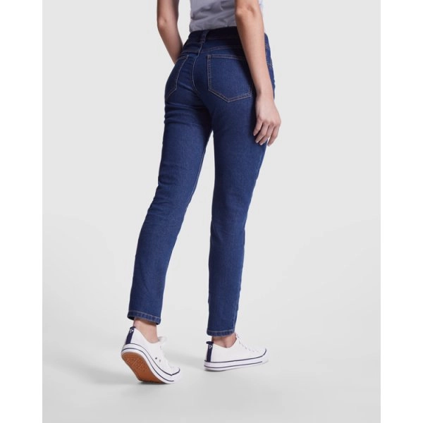 brock-woman-jeans-3.webp